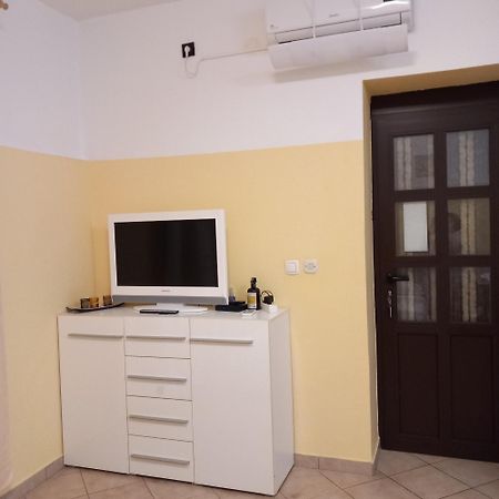 Apartmani Bozic-Omišalj Exteriör bild